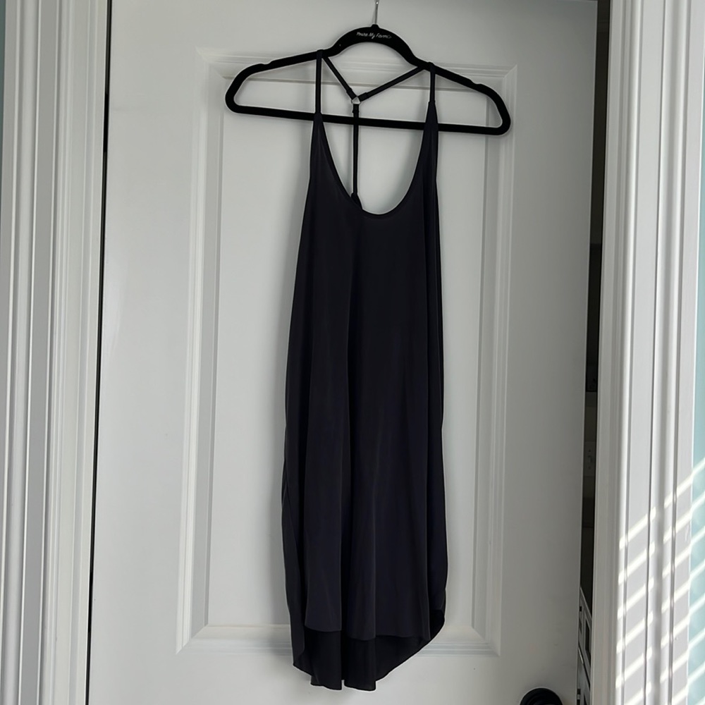 Soft grey everyday dress with stunning back! Size S